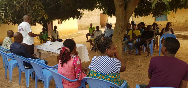 Meeting dans la cour du chef de village de Kopegan